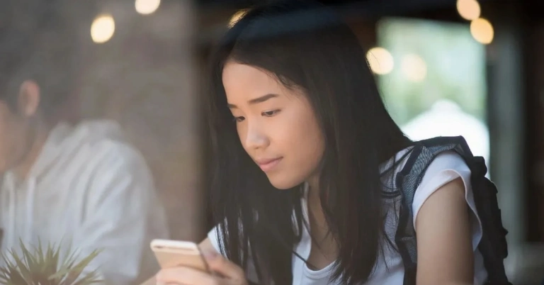 Tác hại khôn lường của điện thoại đối với học sinh và cách phòng tránh